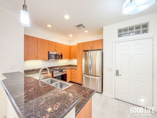Building Photo - 1465 C St Unit 3414