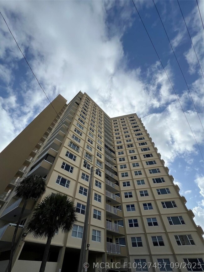 Building Photo - 1200 Hibiscus Ave Unit 1501