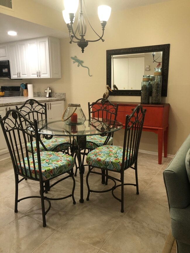 Dining area with custom cushions - 6800 Placida Rd Unidad 196. Building 25
