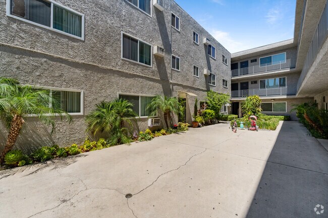 8155 Reseda Blvd