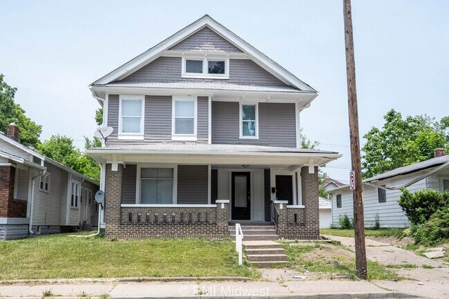 "Charming 3-Bedroom Duplex Haven on W 29th St – Spacious 1031 Sq Ft Gem in Indianapolis!"
