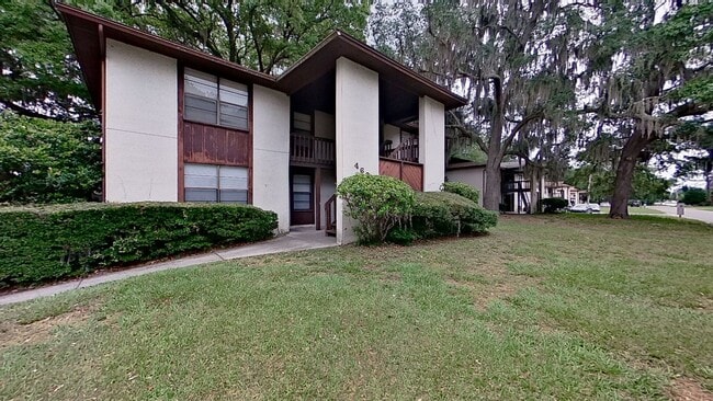 Building Photo - Desirable 2 beds/1.5 bath, first floor uni...