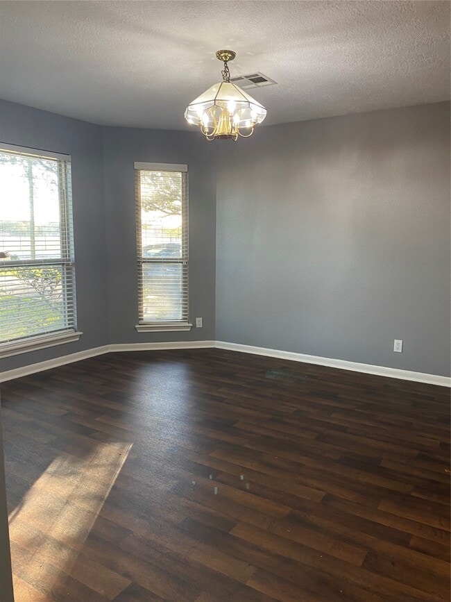 Building Photo - 1410 E Houston St Rental