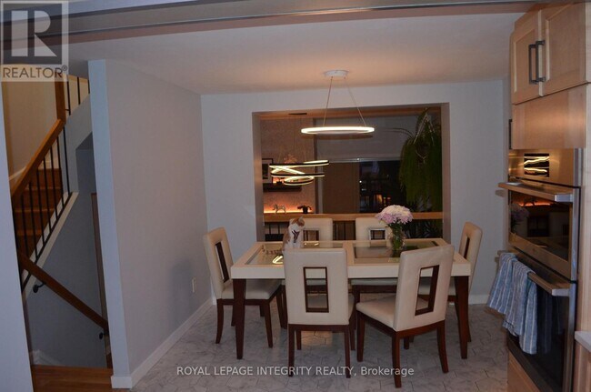 Photo - 104 Esterlawn Private