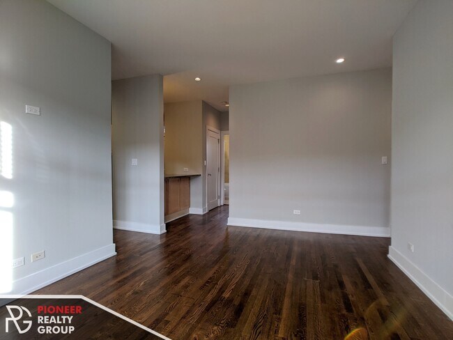 Photo - 736 W Addison St