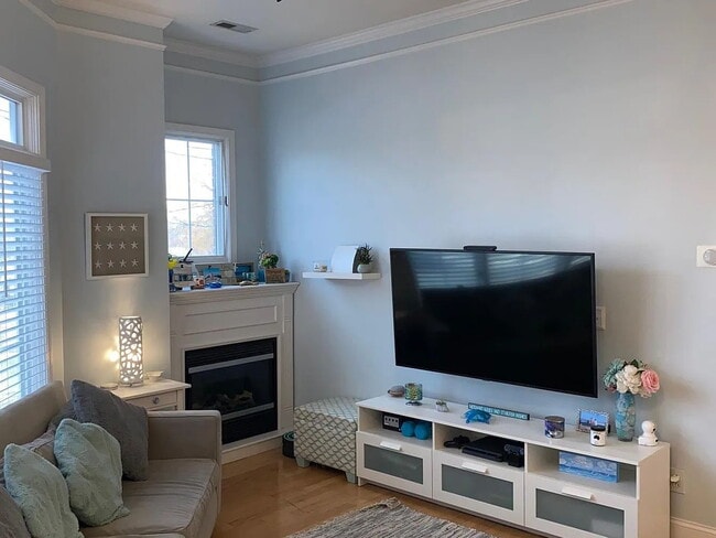 Photo - "Cozy Urban Retreat: Charming 1-Bedroom Oasis in Charlotte's Vibrant Arts District!"