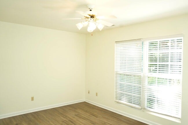 Photo - 111 Darien Terrace