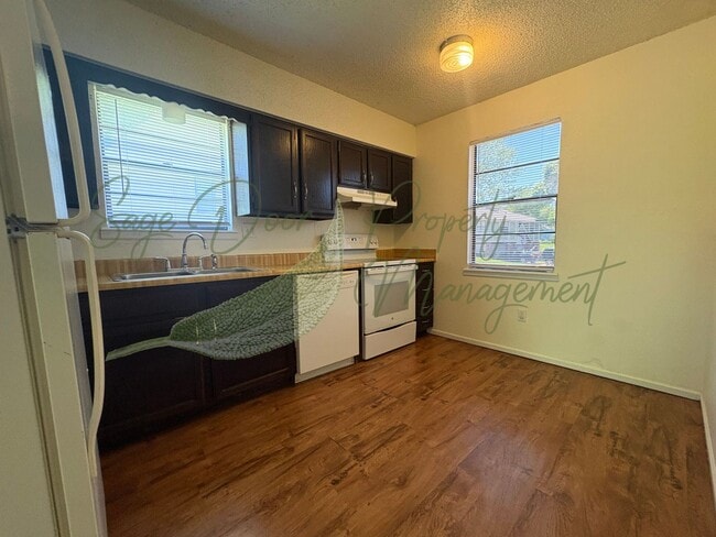 Photo - SPACIOUS TOWNHOME WITH GARAGE!!!