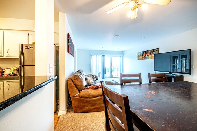 Photo - 10389 Dearlove Rd Unidad 200