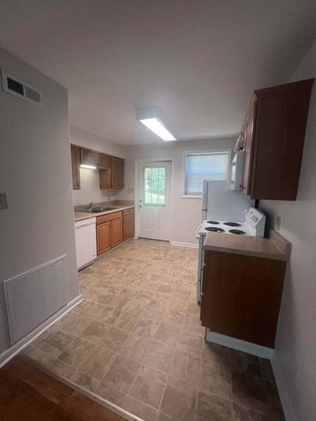 Building Photo - 1401 Narrow Ln Unit SH2