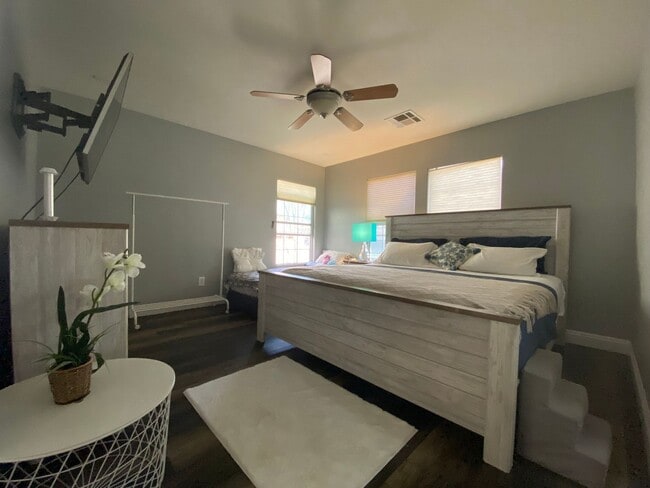 Photo - 734 Thornford St