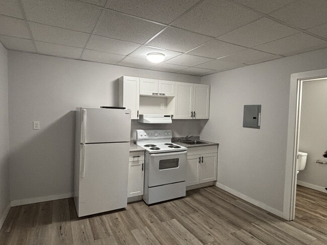 Building Photo - 570 Ellice Ave Unit A13