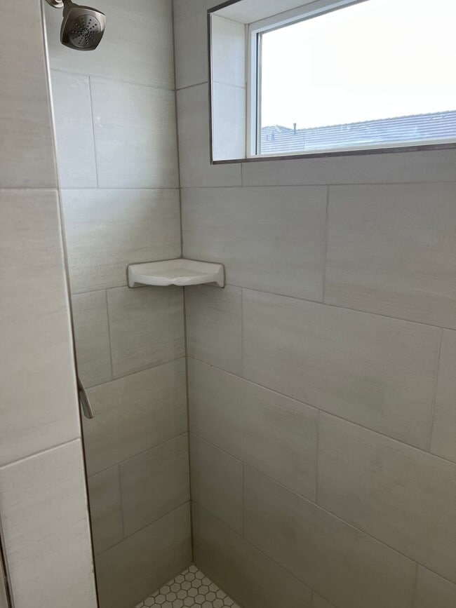 Photo - Beautiful like new 3 Bedroom 2.5 Townhome ...