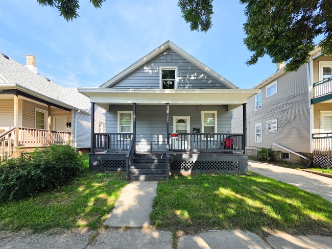 Building Photo - 1033 Villa St