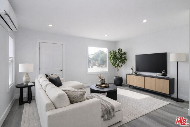 Photo - 2303 W 30th St