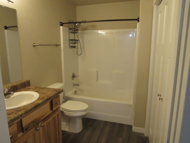 Photo - Nearly New 2bd/1ba Apartment w/washer/dryer included! Unidad 101