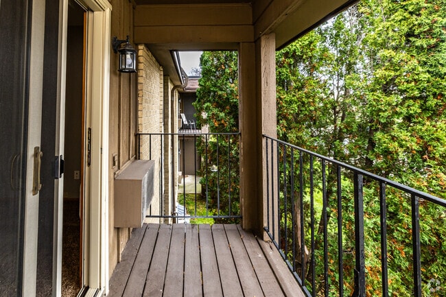 1BR, 1BA - 750SF - Balcony
