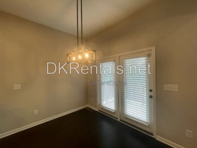 Photo - 944 Hewitt Dr SE