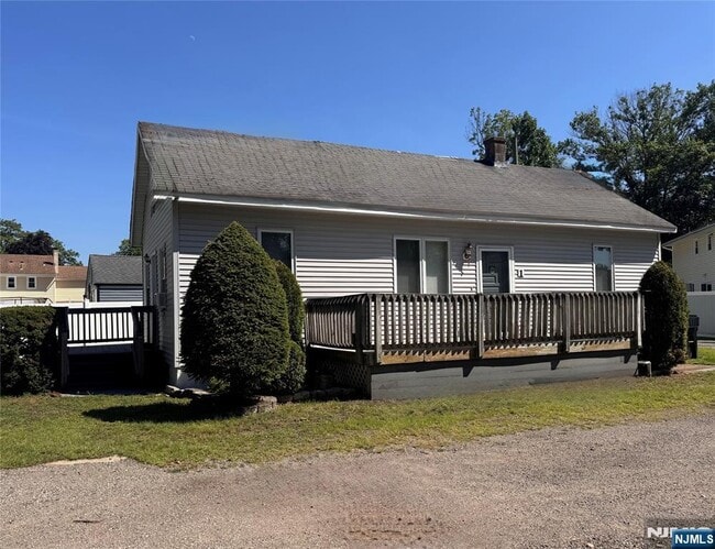 Building Photo - 1 Cedar Ln