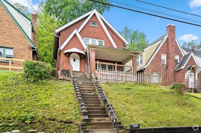 Building Photo - Updated 3 Bedroom in Forest Hills with Cen... Rental