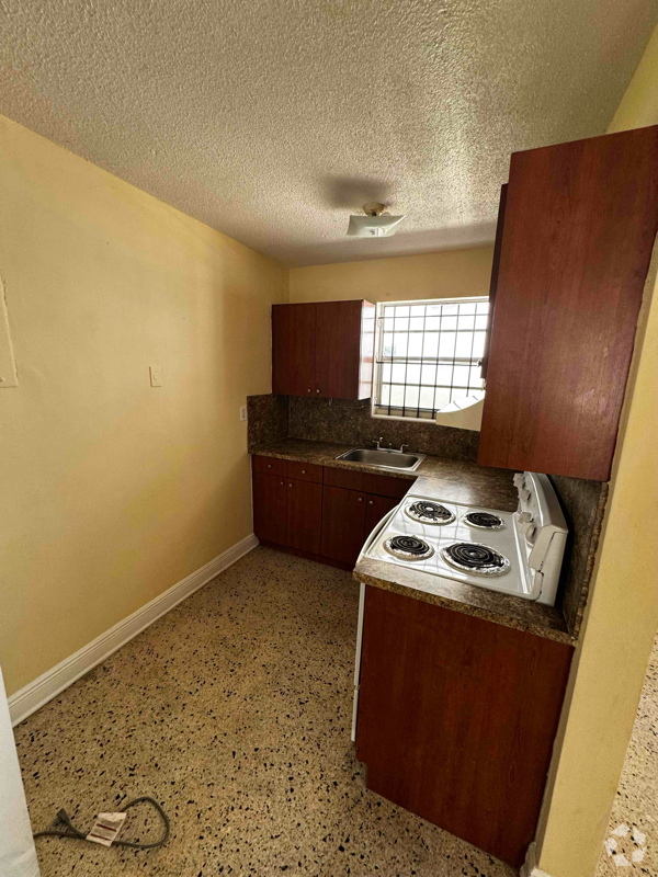 Building Photo - 1040 SW 7th St Unit 3 Rental