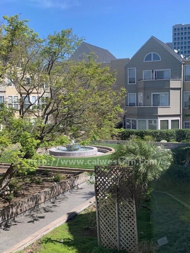 Building Photo - Superb Location for this Spacious Downtown... Unit 215 Rental