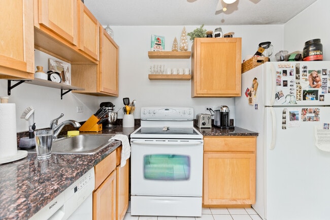 Building Photo - 2740 N Pine Grove Ave Unit #  013F