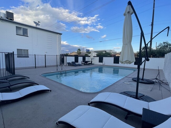 Photo - 301 W Helen St