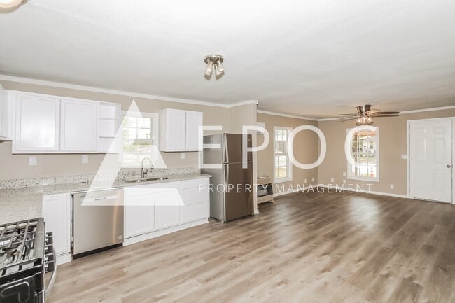 Photo - 635 E 3rd St