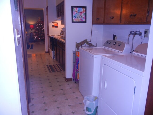 In home laundry - 714 STARK ST