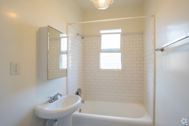 Estudio - Baño de 435SF - Ashmont Apartments...Art Deco Building...Newly Remodeled Apartments...CALL NOW!