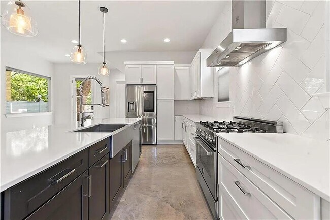Photo - 610 W 33rd St