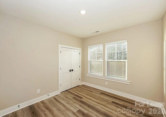 Photo - 108 Glencoe Ln