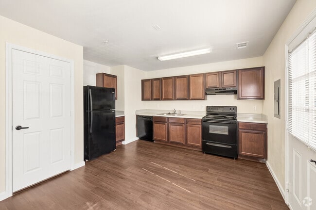 2BR, 2BA - 1,006SF - Kitchen - Hallmark Station
