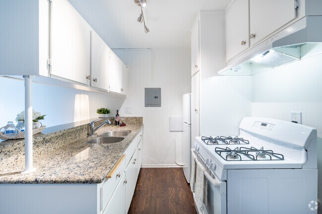 1BR, 1BA - 629SF - Kitchen