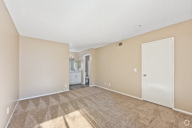2BR, 2BA, 1008SF - Dormitorio principal - Belcourt Apartments