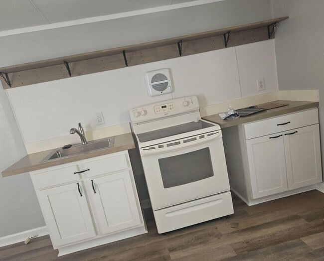 Photo - 135 Henderson Rd