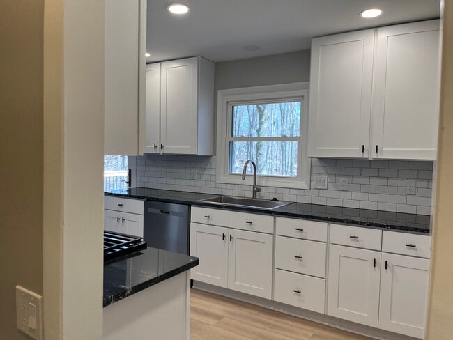 Photo - 7527 Hessler Dr NE