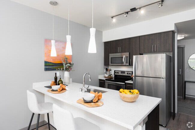 1BD, 1BA + Den - 543-725SF