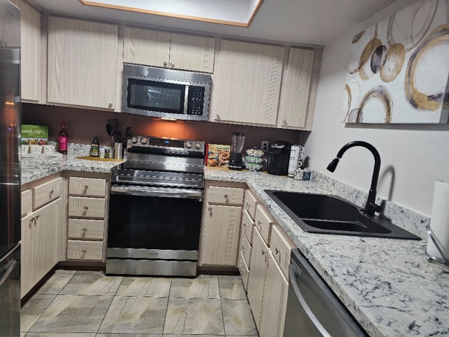 Photo - 1701 E Katie Ave Unidad 5