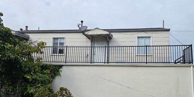 Building Photo - 836 Adams St Unit B