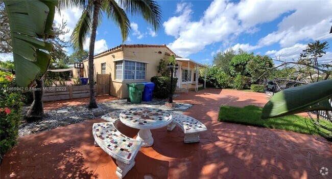 Building Photo - 1662 SW 19th Ave Rental
