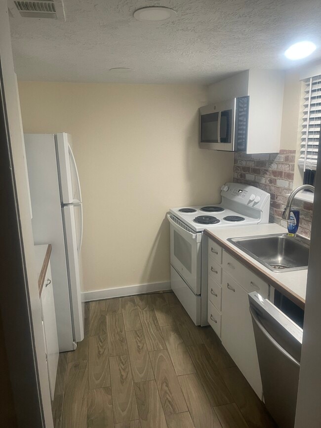 Galley kitchen - 1500 S Diamondhead Blvd Unit 238