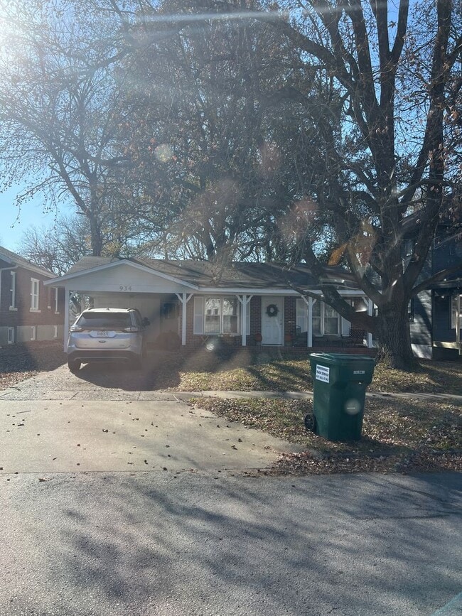 Building Photo - Single Family Home - 3 bedrooms and 1.5 ba...
