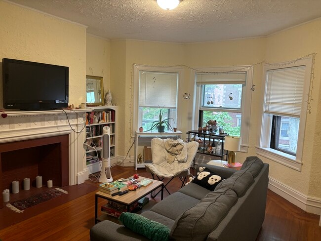 Building Photo - 6 Beals St Rental