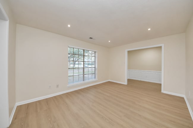 Photo - 11319 Chevy Chase Dr