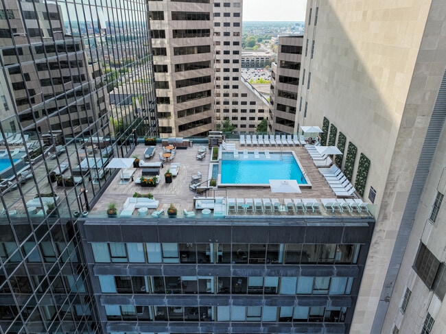 Rooftop Pool - 220 Meridian Apartments