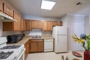 2BR, 2BA - 945SF - Kitchen