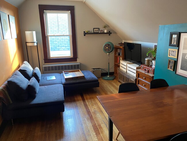 Living room - 114 Brown St Apartments Unit B