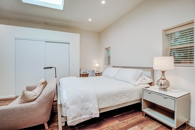 Photo - 506 N Sierra Dr Unidad Guest House